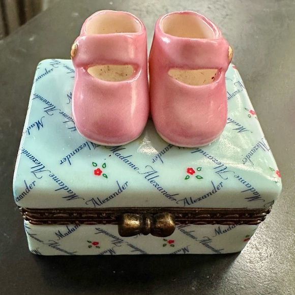 VINTAGE 1999 MADAME ALEXANDER PORCELAIN TRINKET BLUE DOLL BOX PINK BABY SHOES - Picture 2 of 8